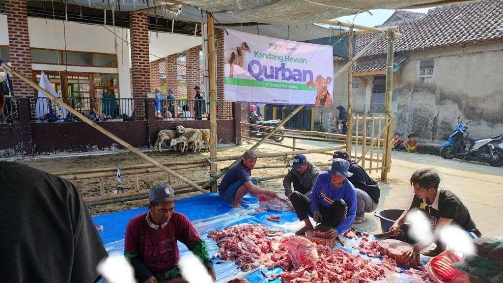 Perkuat Syiar dan Pembinaan Keislaman Masyarakat, Qurban Impact DTP Bandung Hadir di Arjasari  - Cover Image